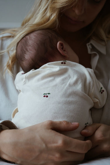 Konges Sløjd Newborn Body - Cherry - Gemini Atelier